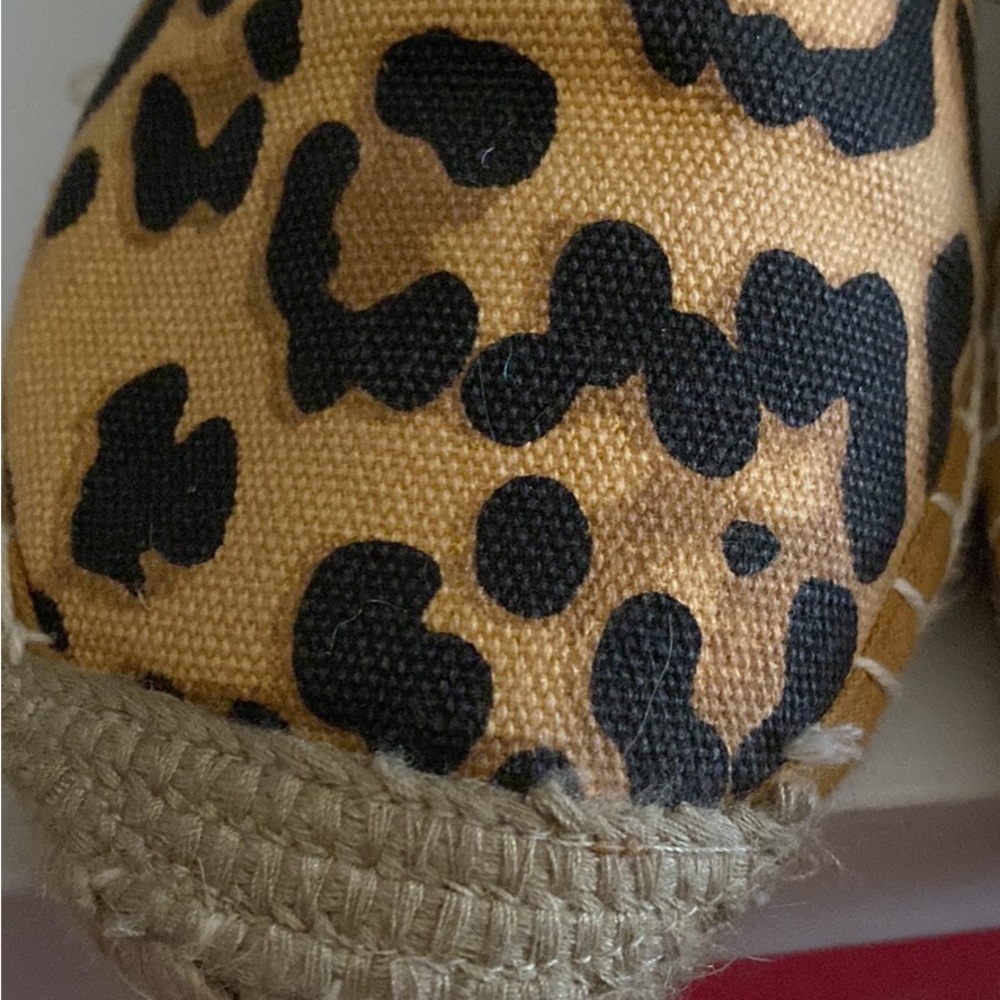 Women’s Cheetah print slip on flats. Super cute for the summer.